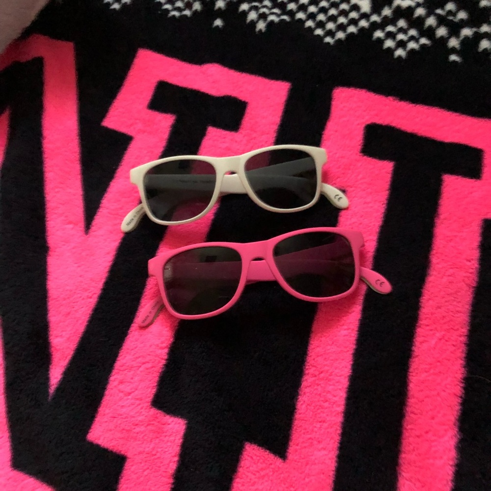 Sunglasses like new maybe wore once!